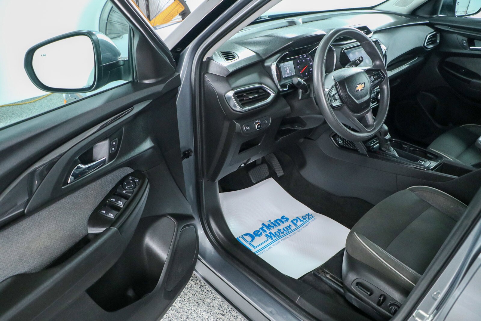 2021 Chevrolet Trailblazer LT photo 2