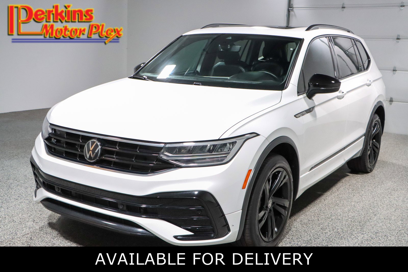 2024 Volkswagen Tiguan 2.0T SE R-Line Black's photo