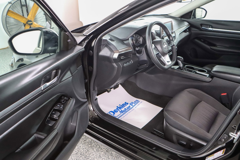 Used 2023 Nissan Altima SV Sedan