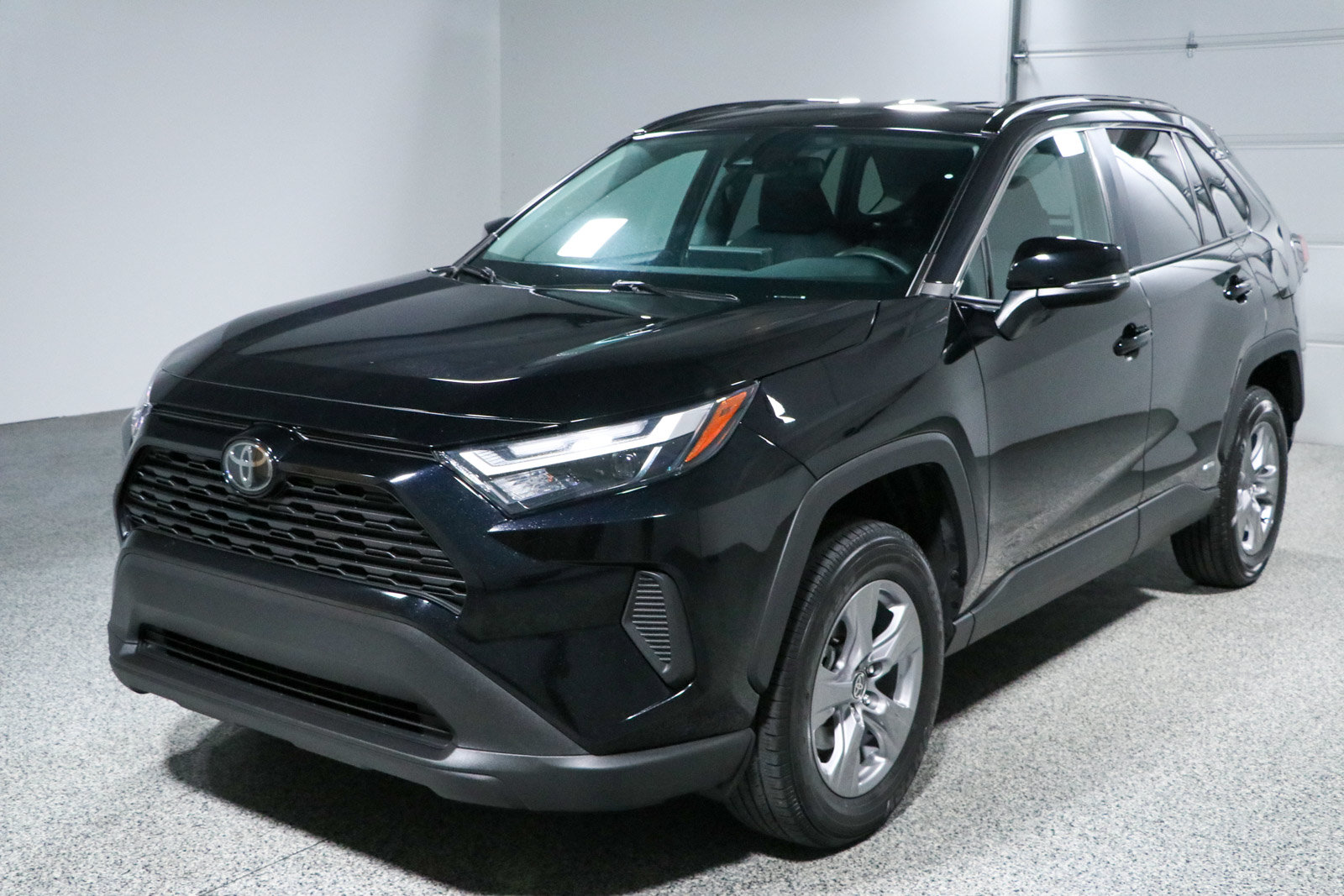 2025 Toyota RAV4 XLE - Photo 29