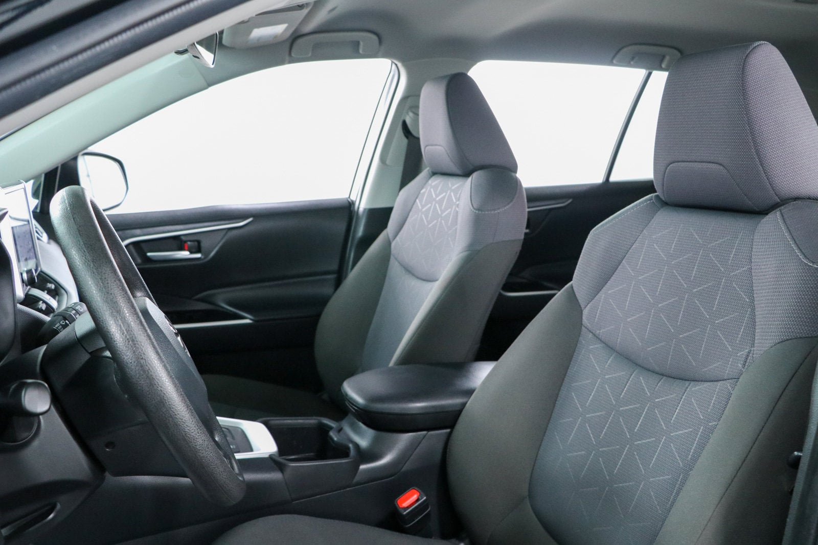 2025 Toyota RAV4 XLE - Photo 23