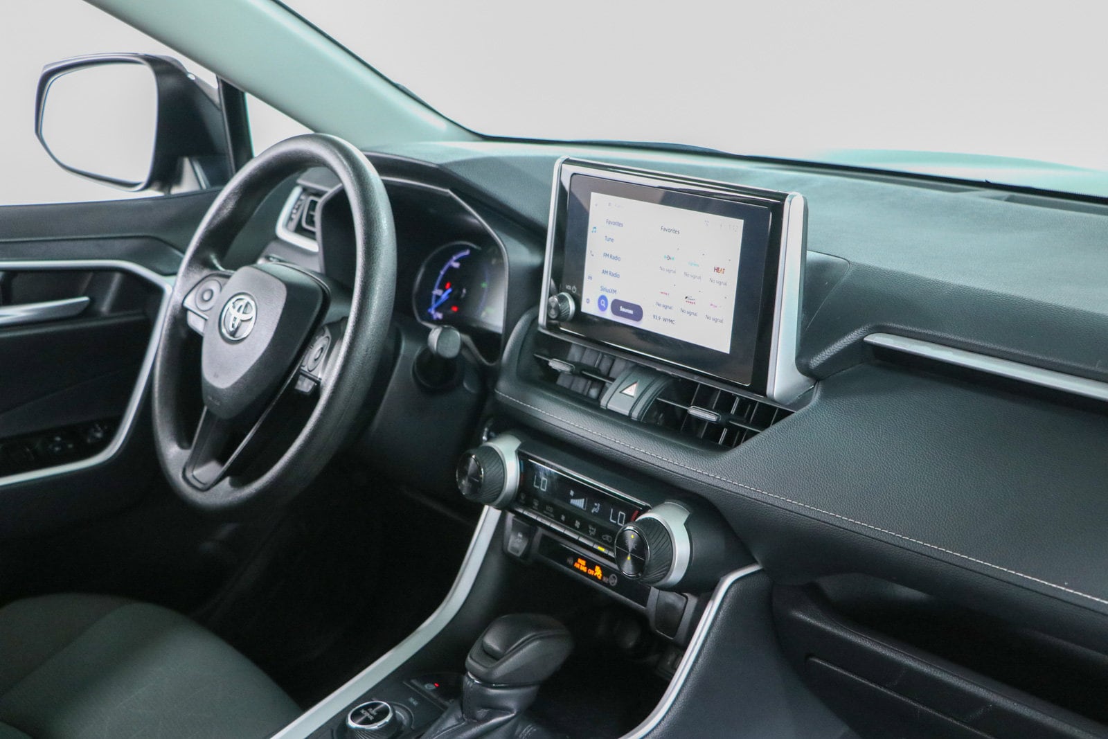 2025 Toyota RAV4 XLE - Photo 25