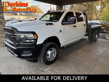 2023 Ram 3500 Tradesman 4X4 FLATBED Truck Crew Cab