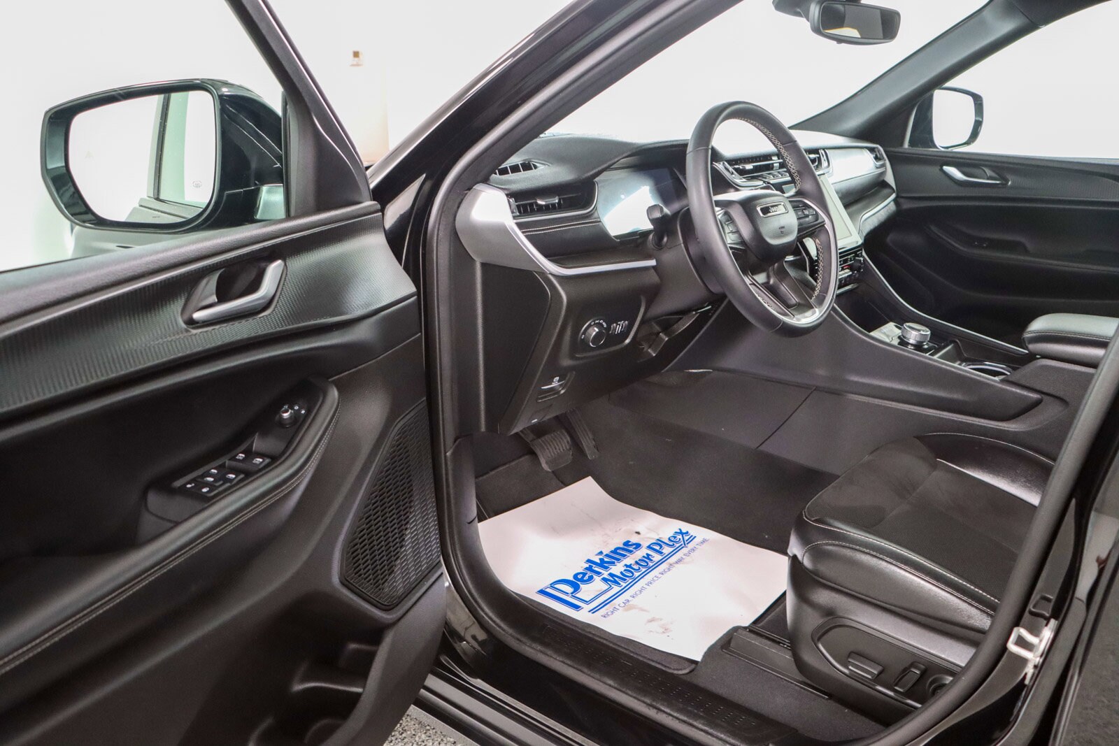 2024 Jeep Grand Cherokee Altitude photo 2