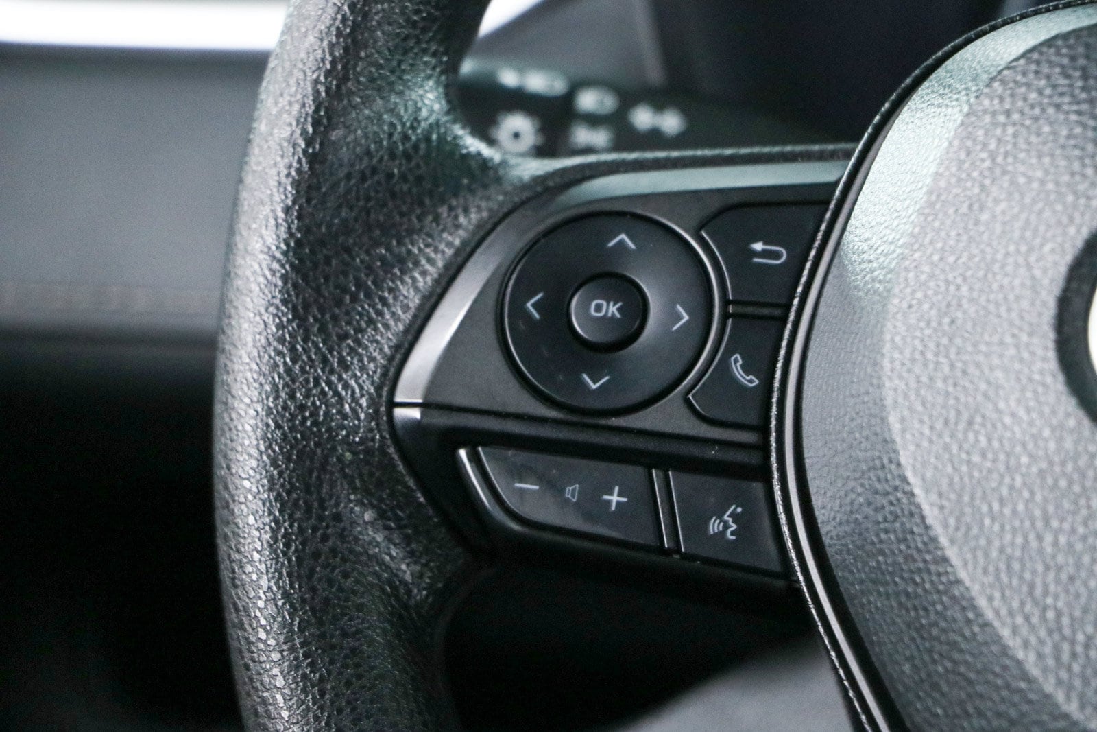 2025 Toyota RAV4 XLE - Photo 13