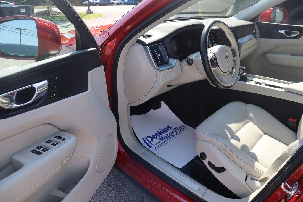 Used 2020 Volvo XC60 Momentum SUV