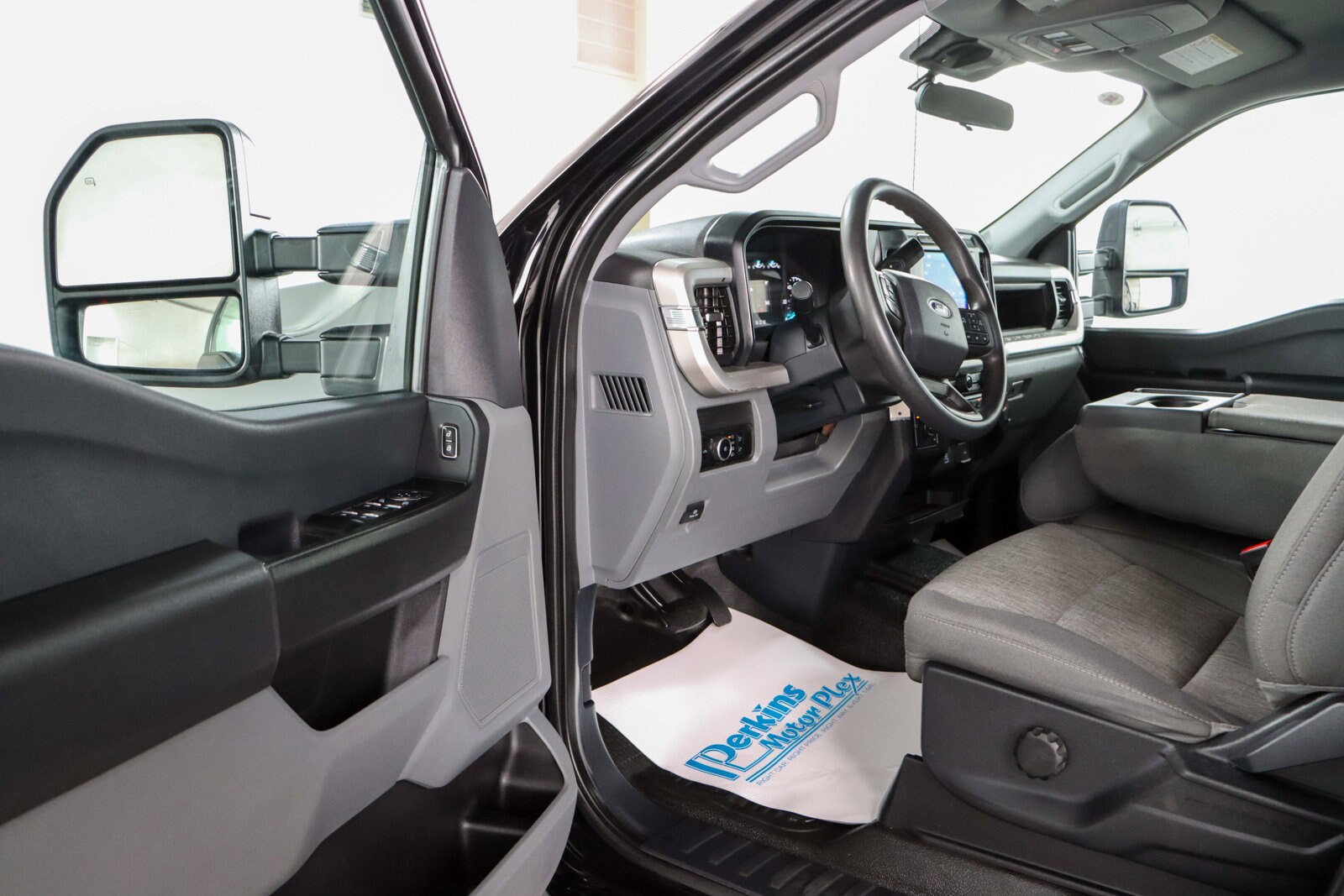 2023 Ford F-350 XL photo 3