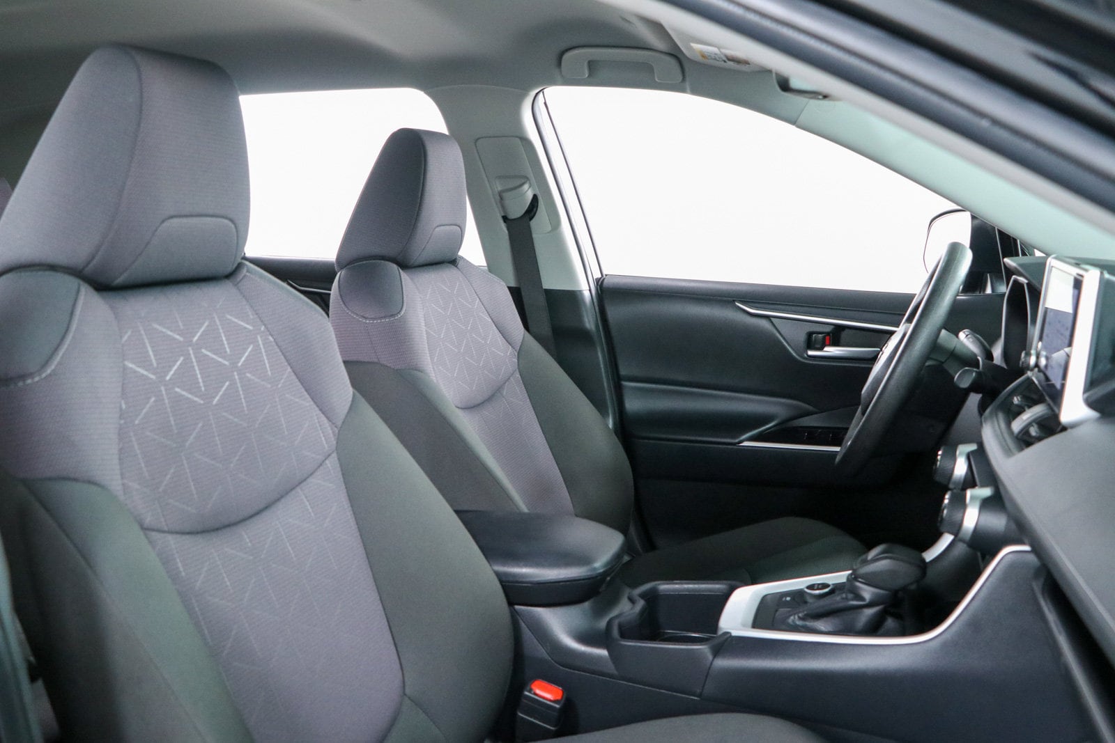 2025 Toyota RAV4 XLE - Photo 26