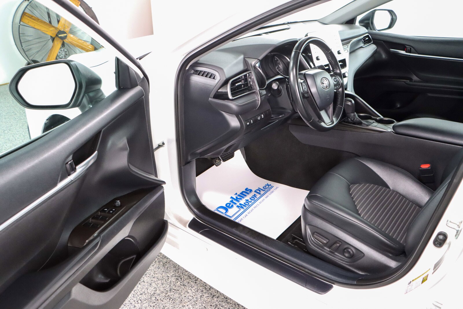 2023 Toyota Camry SE photo 2