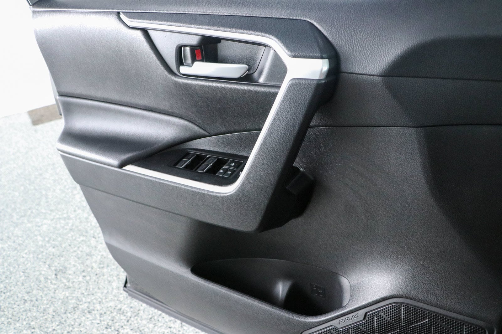 2025 Toyota RAV4 XLE - Photo 21