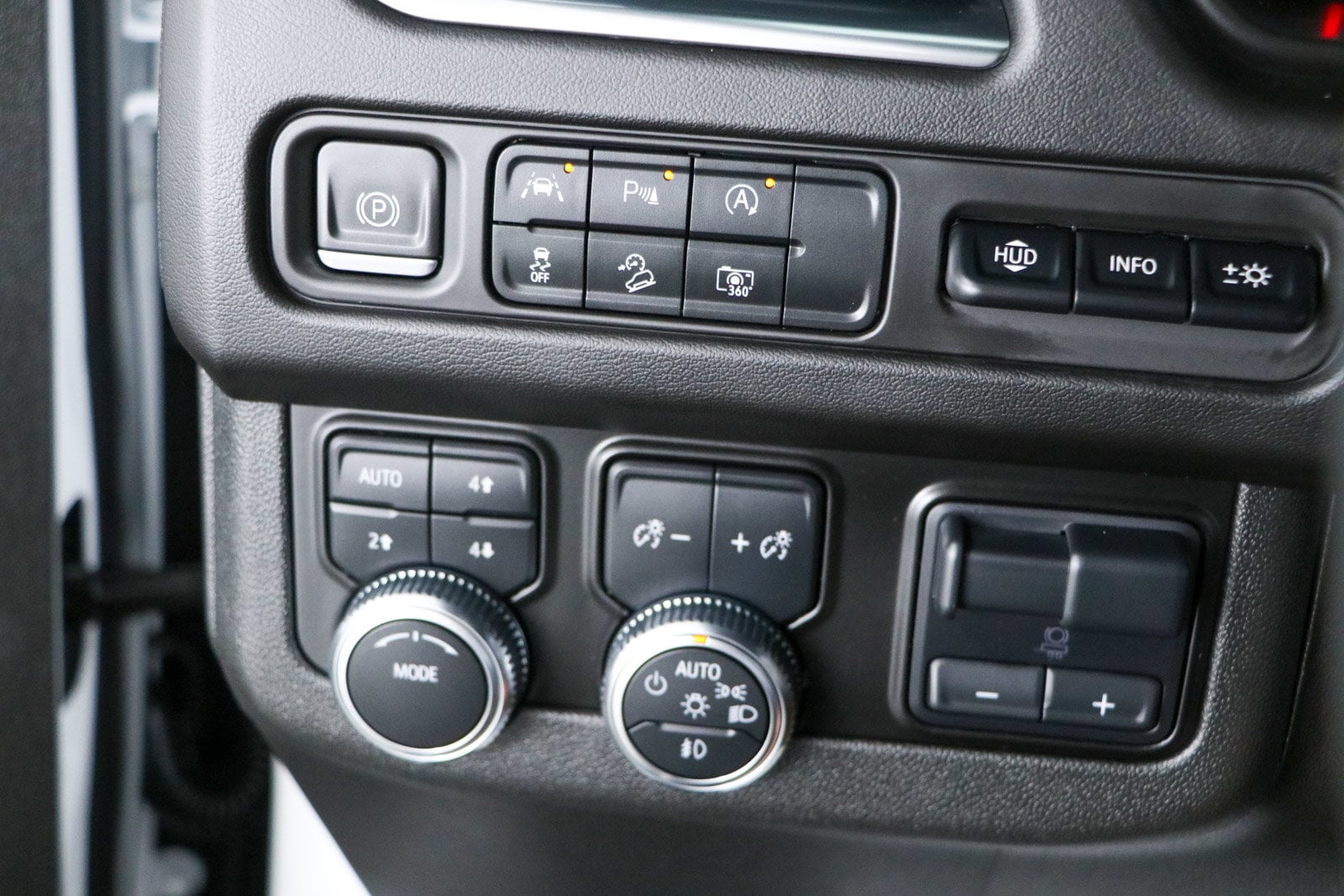 2023 GMC Yukon AT4 - Photo 24