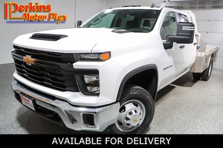 2025 Chevrolet Silverado 3500HD 4X4 SKIRTED FLATBED Truck Crew Cab