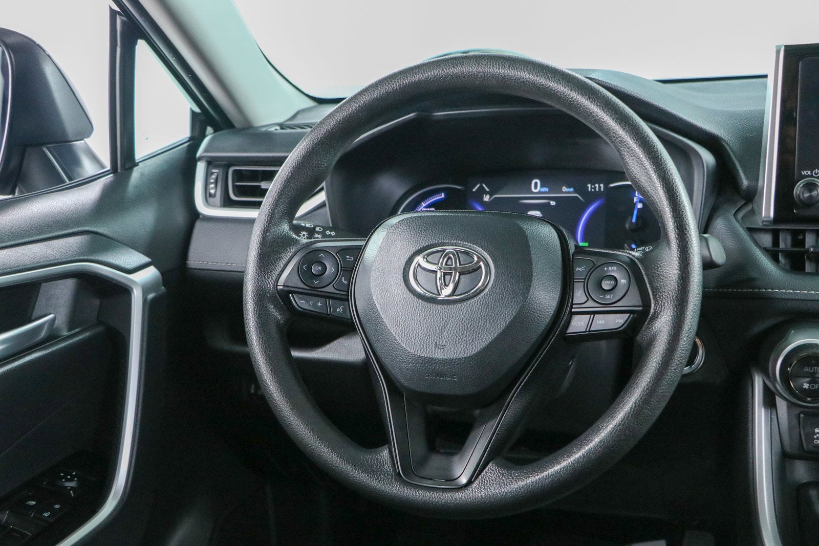 2025 Toyota RAV4 XLE - Photo 12