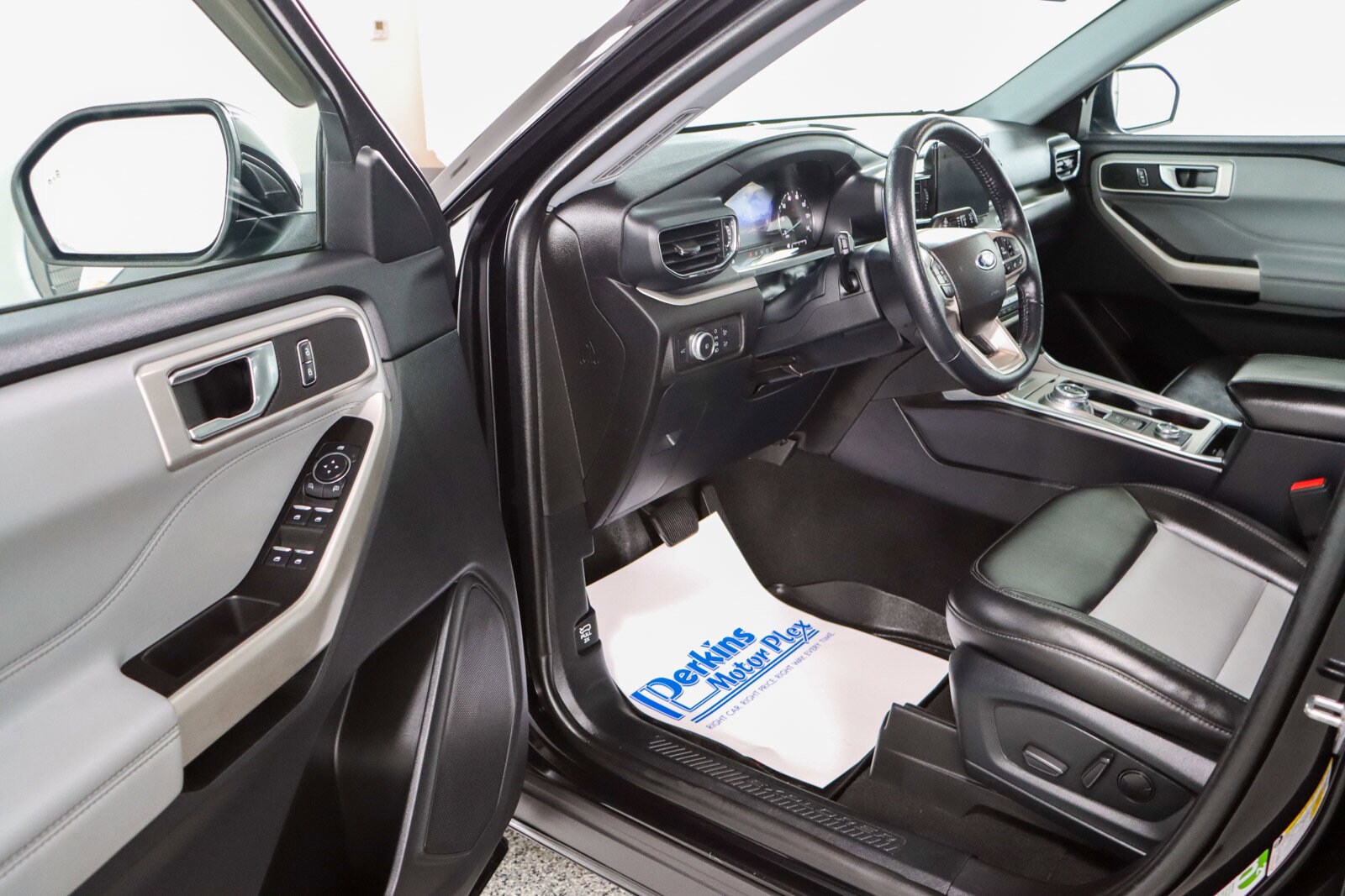 2022 Ford Explorer XLT photo 2