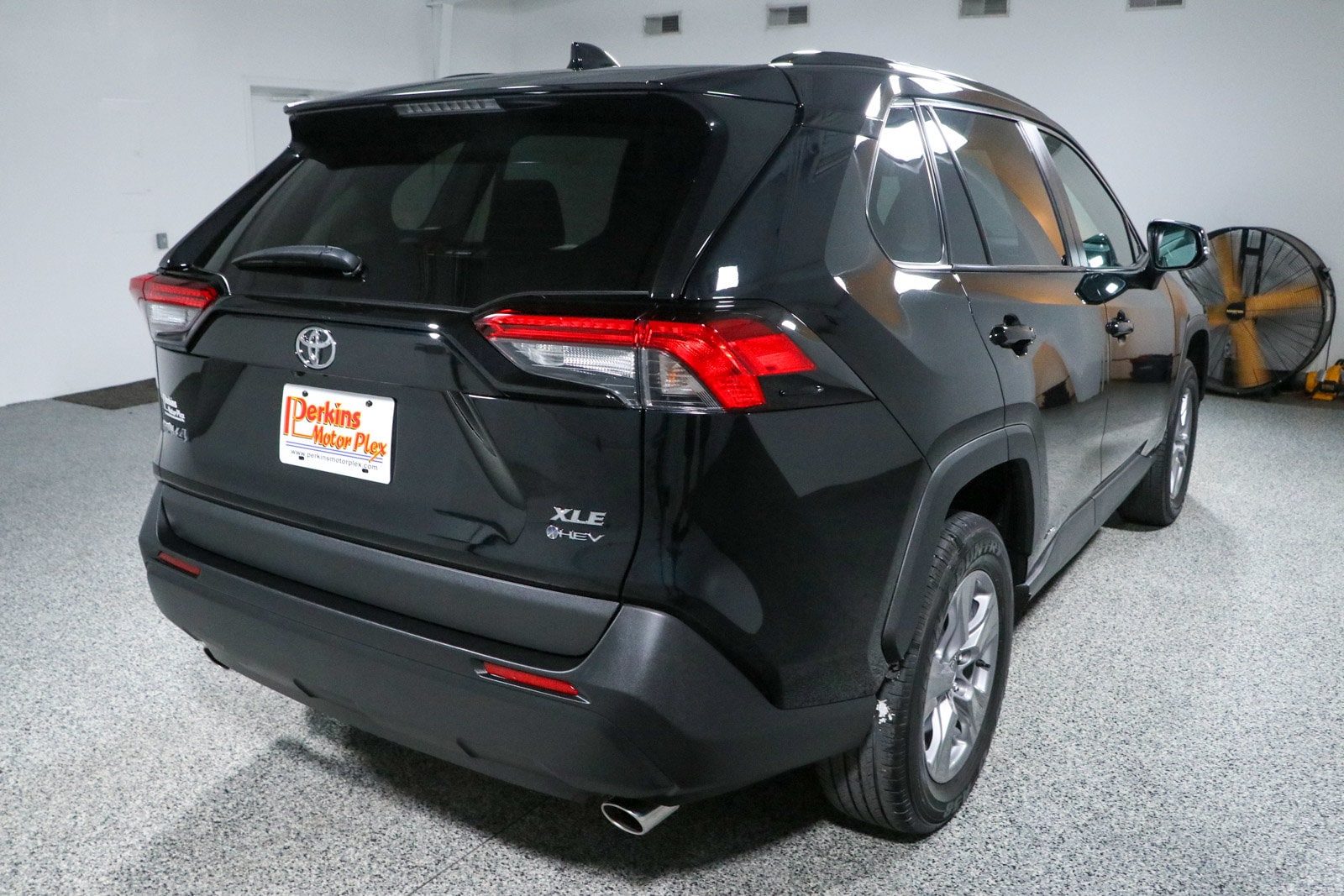 2025 Toyota RAV4 XLE - Photo 7