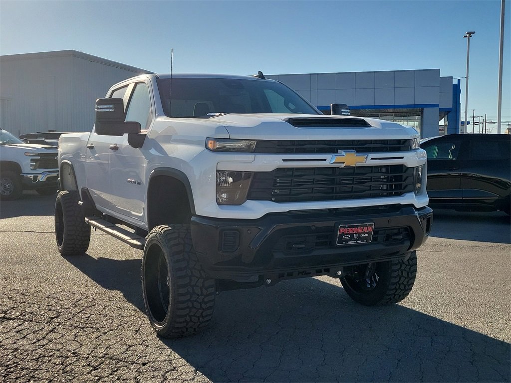 2025 Chevrolet Silverado 2500HD Custom photo 2