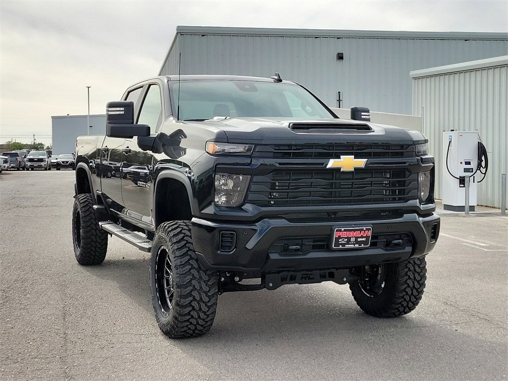 2025 Chevrolet Silverado 2500HD Custom photo 2