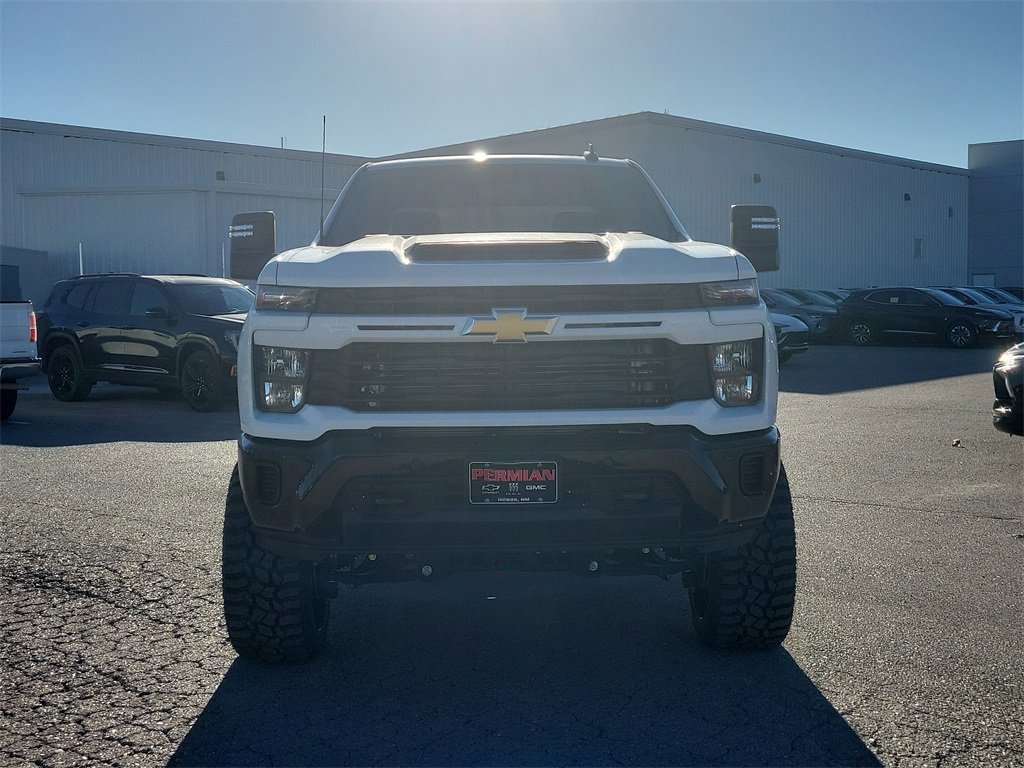 2025 Chevrolet Silverado 2500HD Custom photo 3