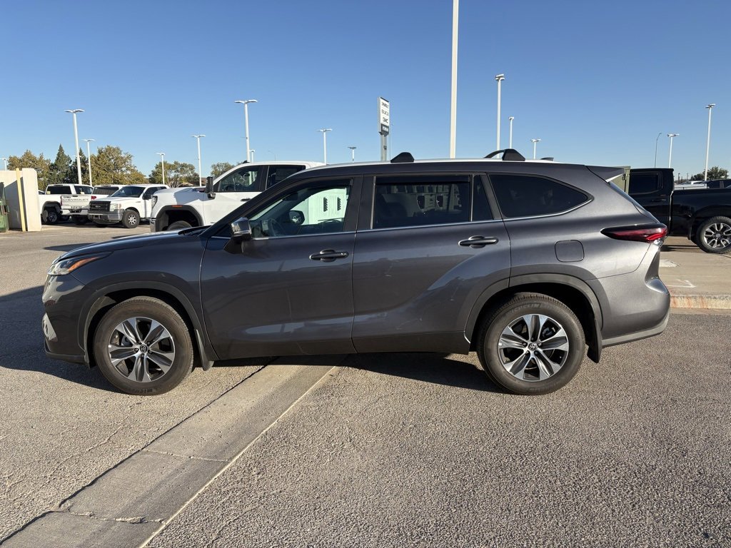 2024 Toyota Highlander LE photo 2
