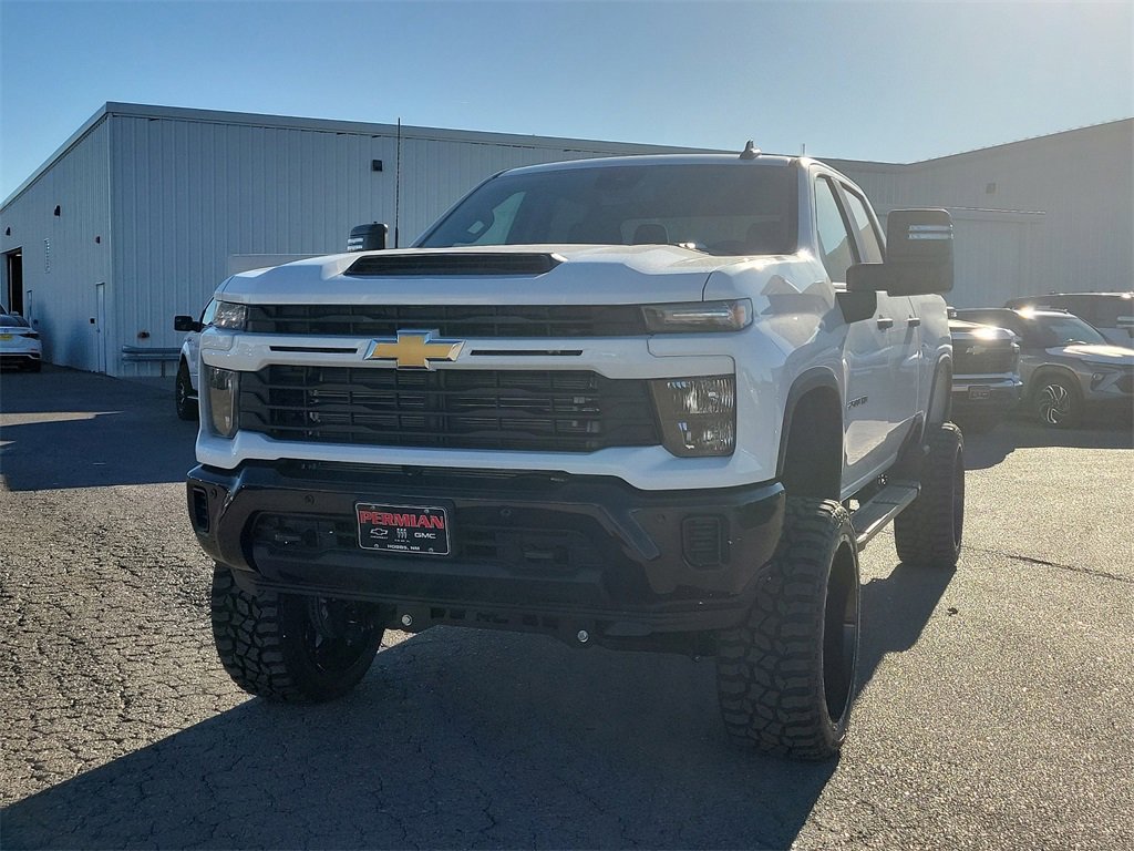 2025 Chevrolet Silverado 2500HD Custom photo 4
