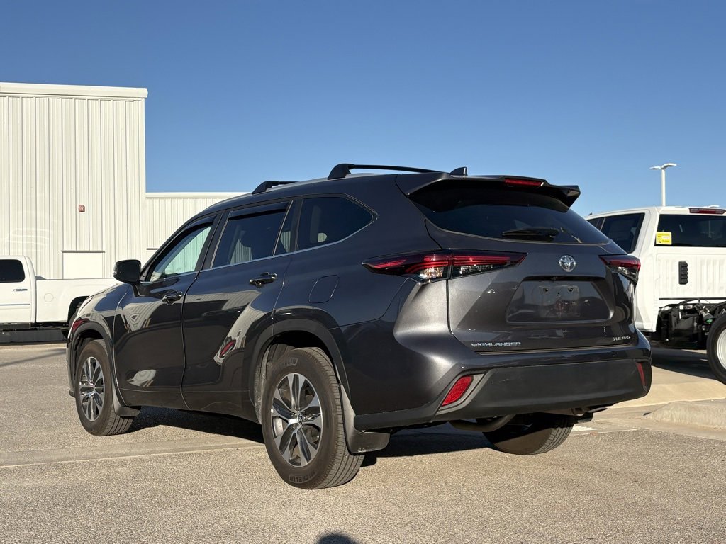 2024 Toyota Highlander LE photo 3