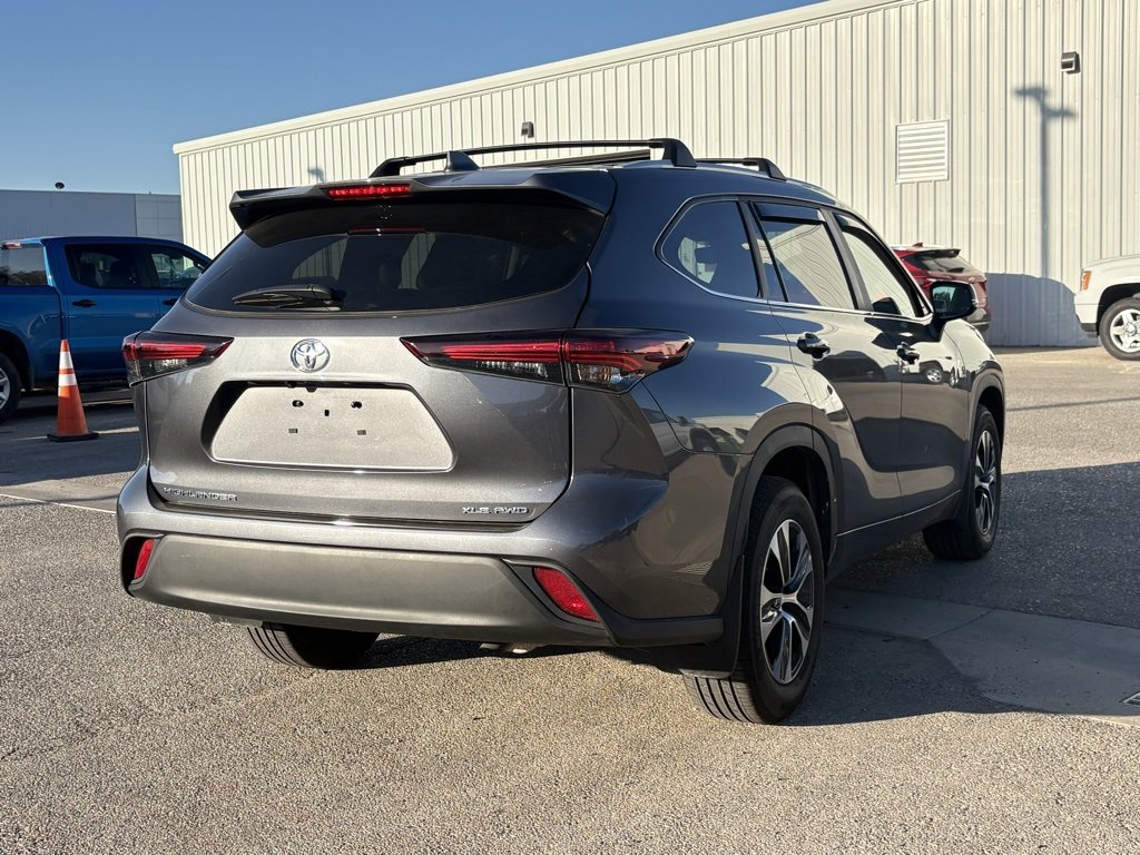 2024 Toyota Highlander LE photo 4