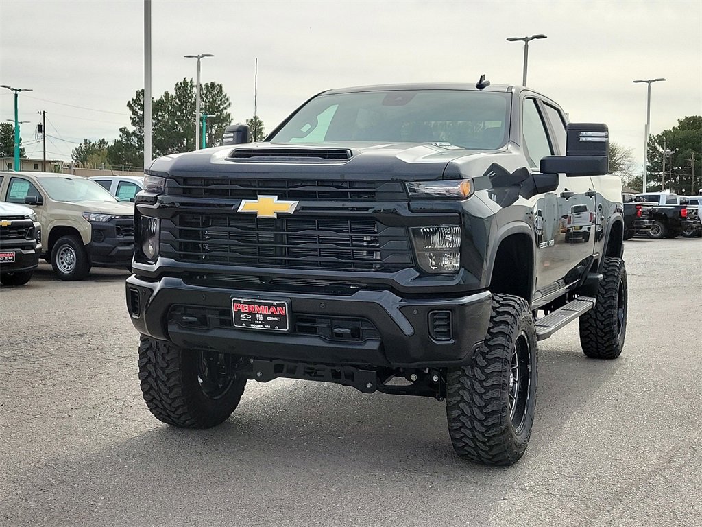 2025 Chevrolet Silverado 2500HD Custom photo 4