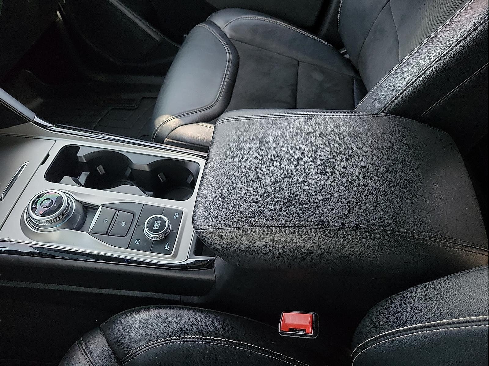 2022 Ford Explorer ST - Photo 20