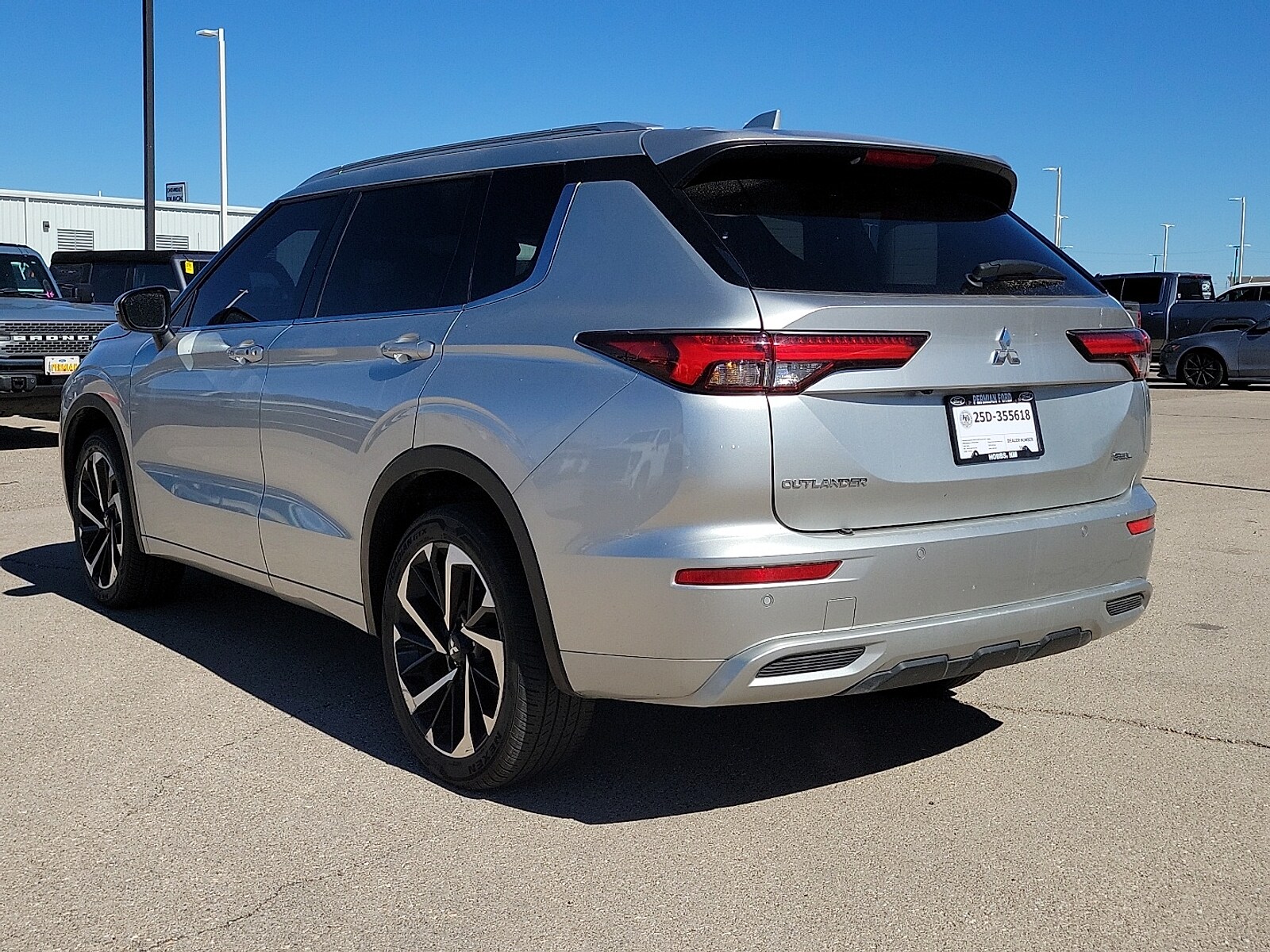 2023 Mitsubishi Outlander SEL Black Edition photo 2