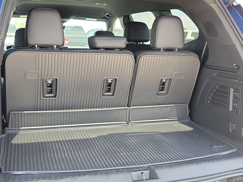 2026 GMC Acadia Denali - Photo 15
