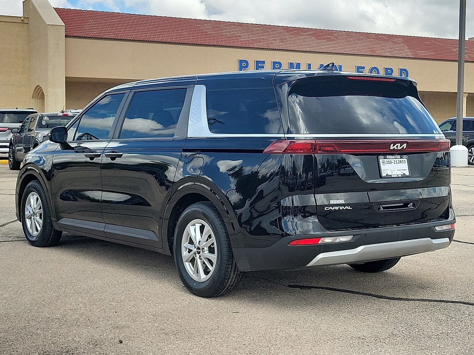 2024 Kia Carnival LX photo 3