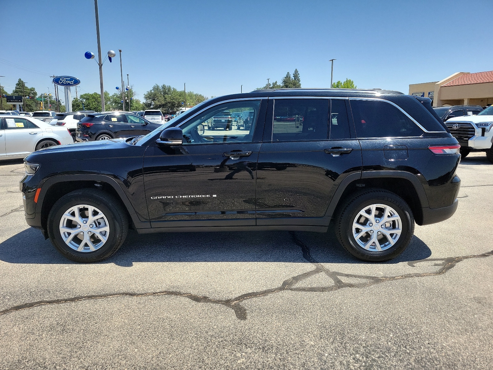 Used 2023 Jeep Grand Cherokee Limited with VIN 1C4RJGBG2PC538120 for sale in Hobbs, NM