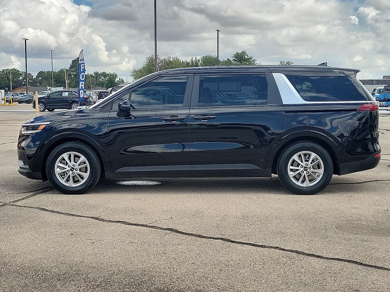 2024 Kia Carnival LX photo 2