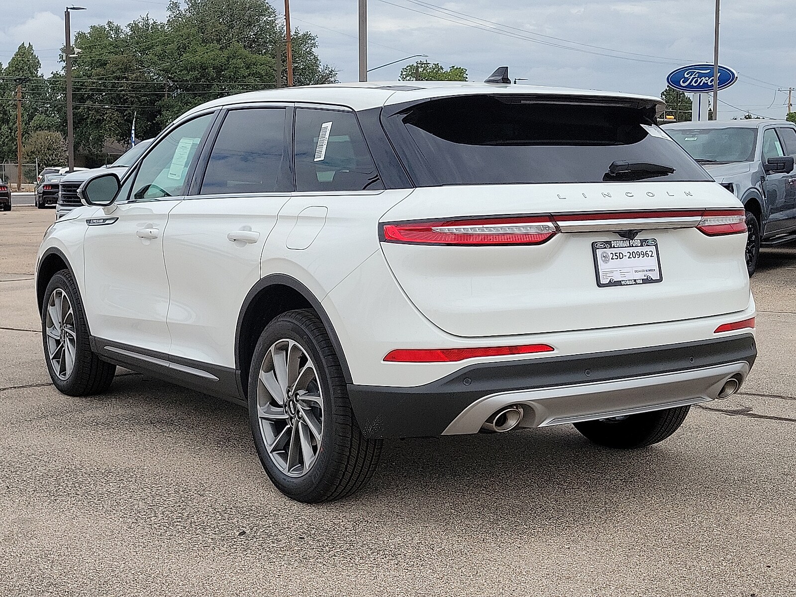 2025 Lincoln Corsair Premiere photo 3