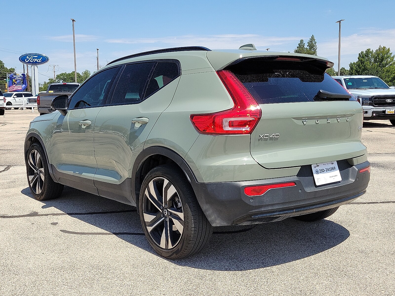 2023 Volvo XC40 AWD Ultimate photo 2