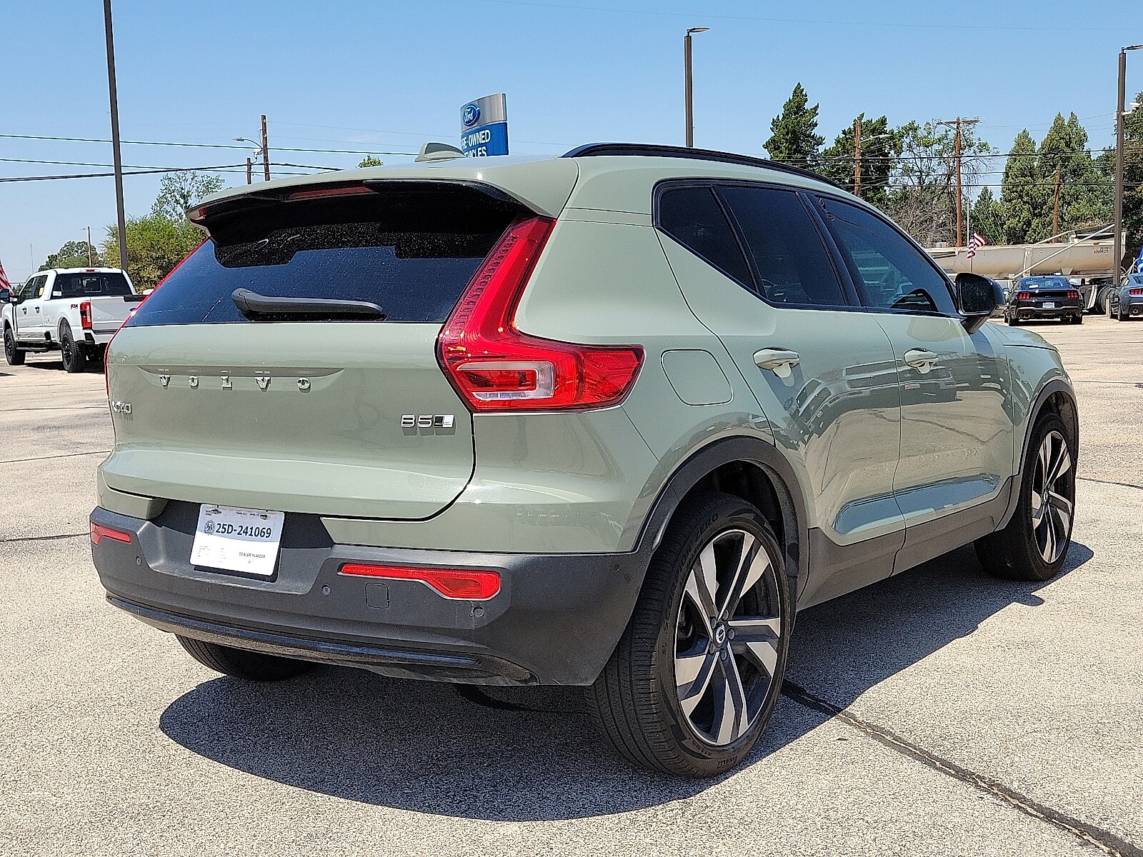 2023 Volvo XC40 AWD Ultimate photo 3