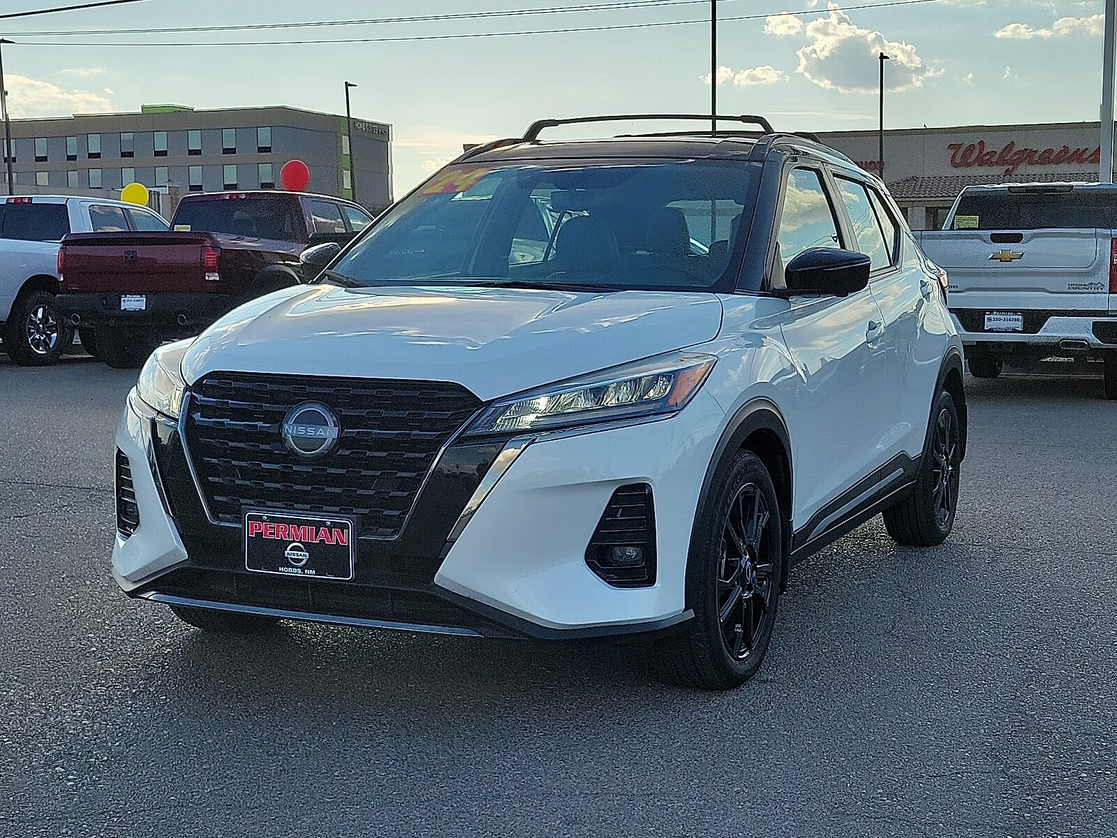 2024 Nissan Kicks SR photo 2