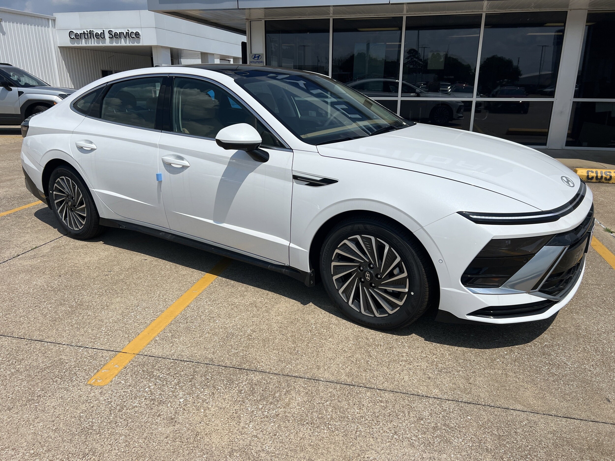 2025 Hyundai Sonata Hybrid Limited photo 2