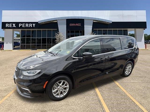 Used 2025 Chrysler Pacifica Select