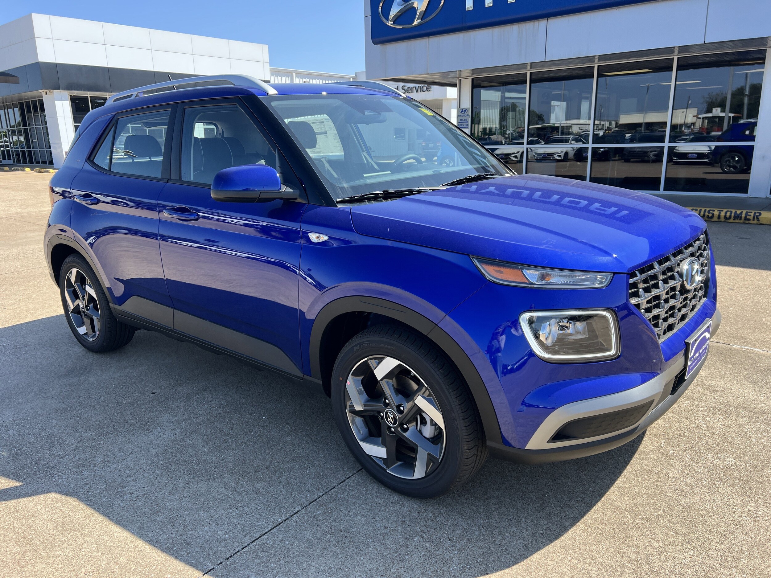 2025 Hyundai Venue Limited photo 2