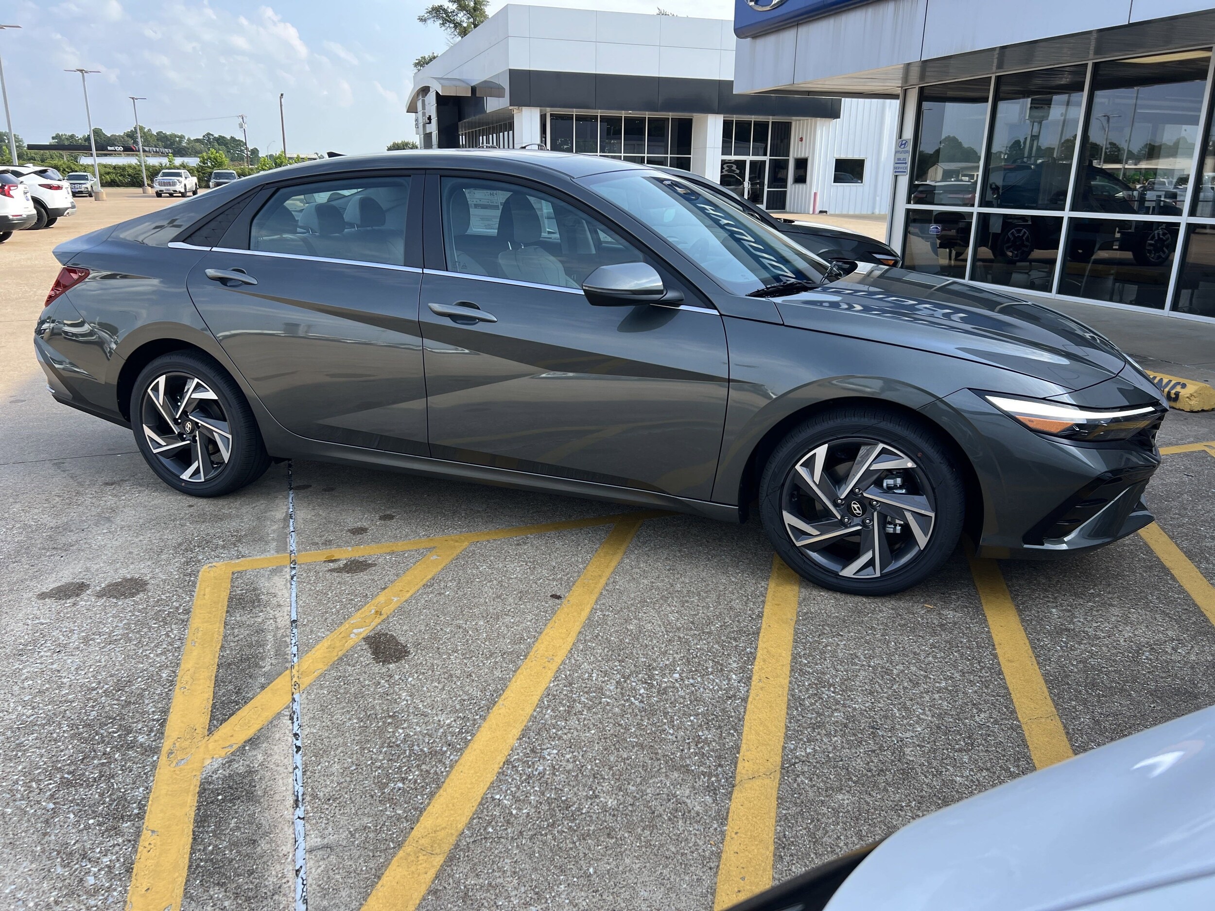 2025 Hyundai Elantra Limited photo 2