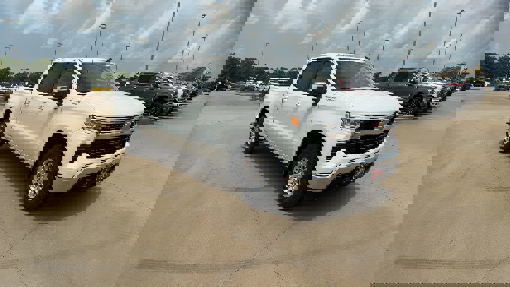 2023 Chevrolet Silverado 1500 LT photo 2