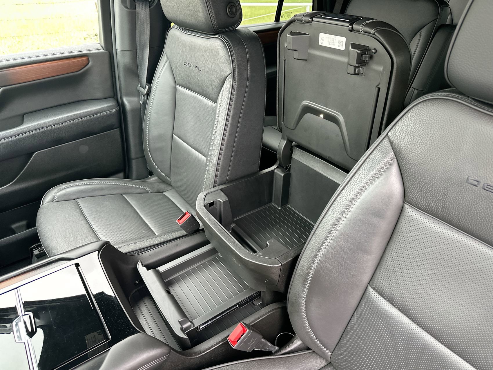 2025 GMC Yukon Denali - Photo 23