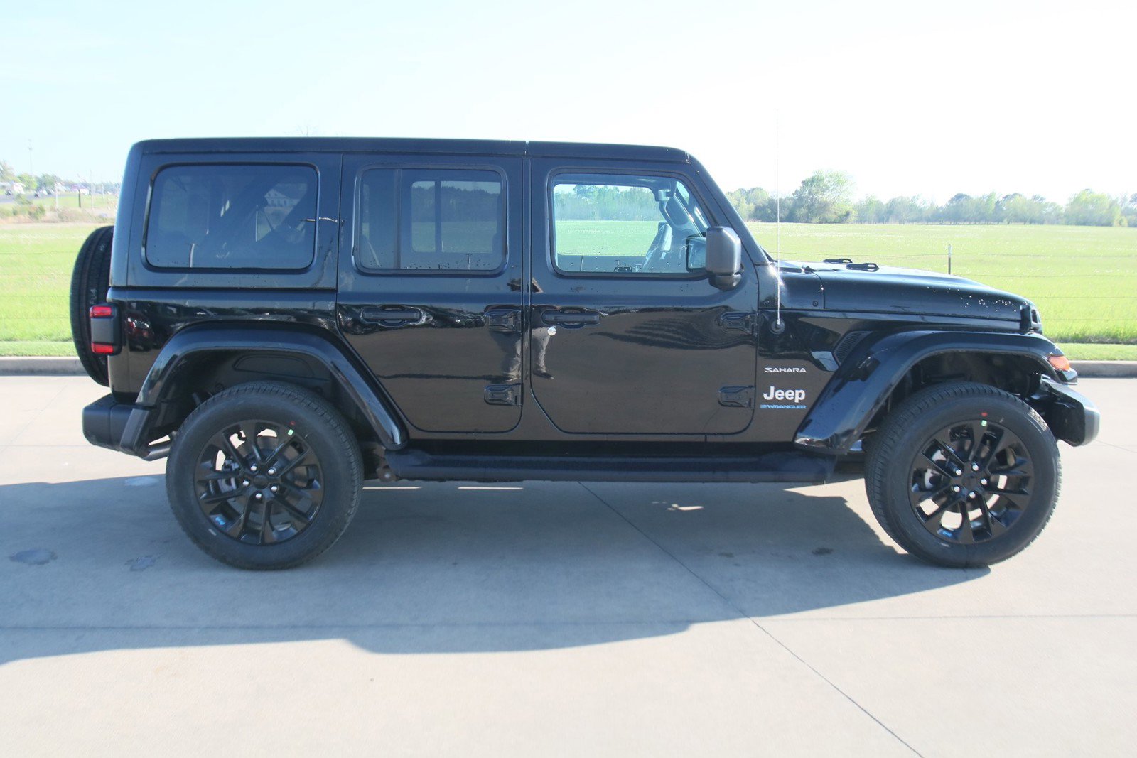 2023 Jeep Wrangler Sahara photo 2