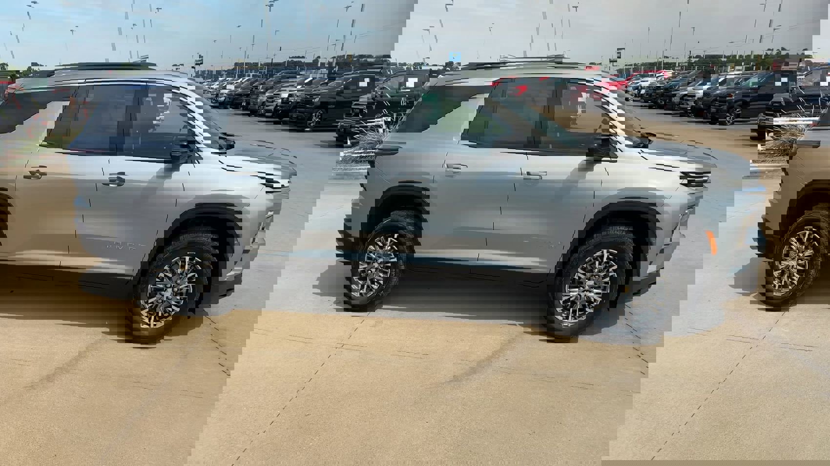 2025 Chevrolet Traverse 1LT photo 2