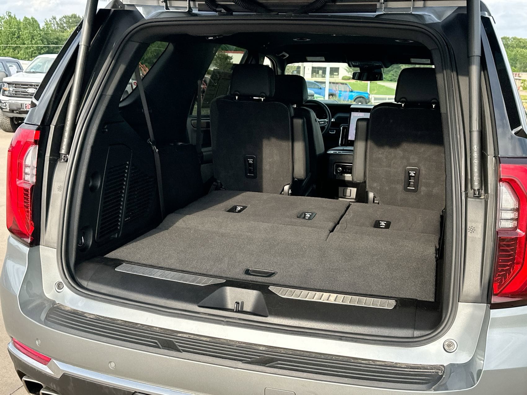 2025 GMC Yukon Denali - Photo 26