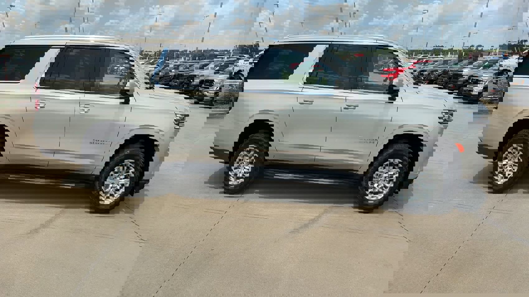 2023 Chevrolet Suburban LT photo 2