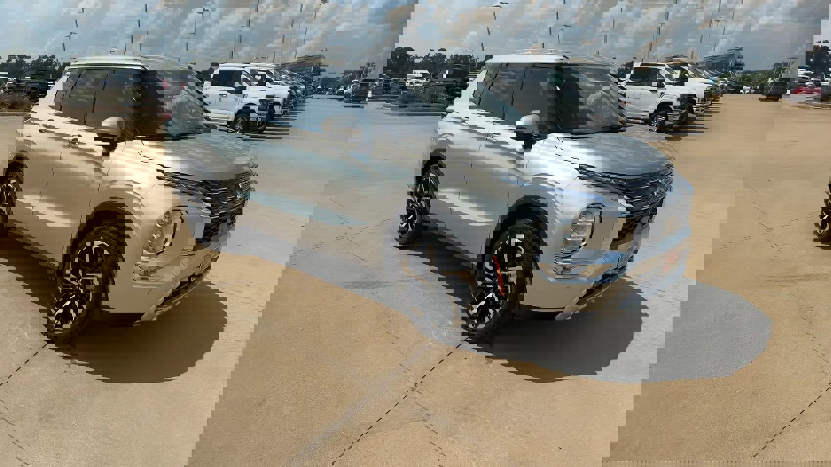 2024 Mitsubishi Outlander SE photo 2