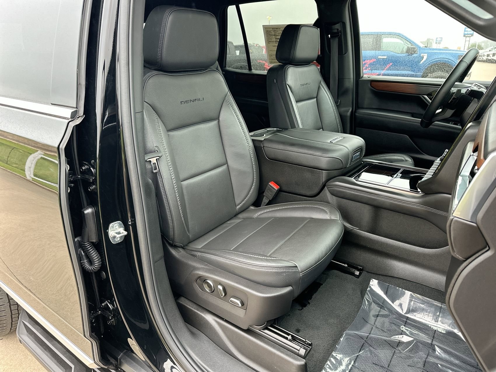 2025 GMC Yukon Denali - Photo 27