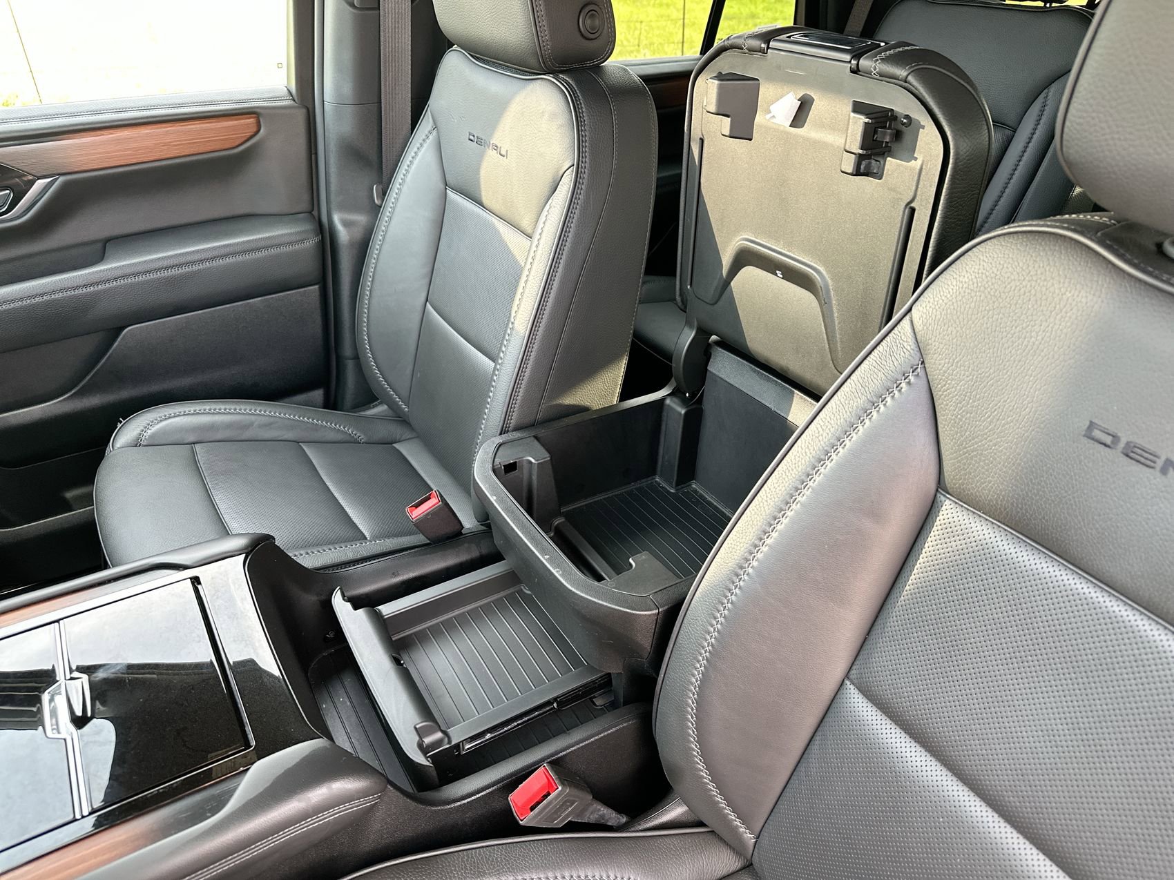 2025 GMC Yukon Denali - Photo 23
